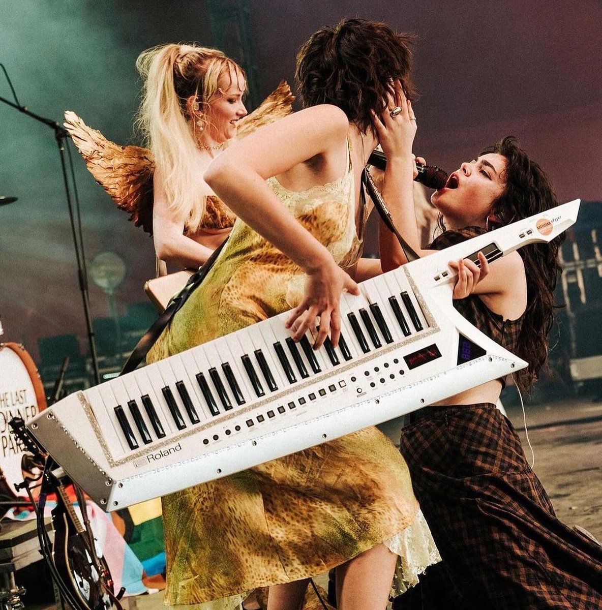 IslandRecords's tweet image. An especially happy Friday because @BBCR1 #BigWeekend kicks off today in Luton! Catch performances from @remiwolf, @SabrinaAnnLynn, @oliviadeano, and @lastdinnerparty this weekend!🤩