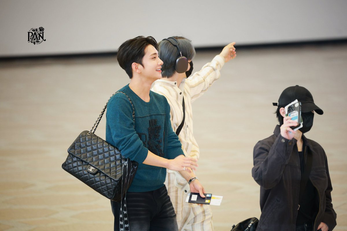 cheolsoozone's tweet photo. Happy trip ✈️💝 https://t.co/KZGwfIOLf3