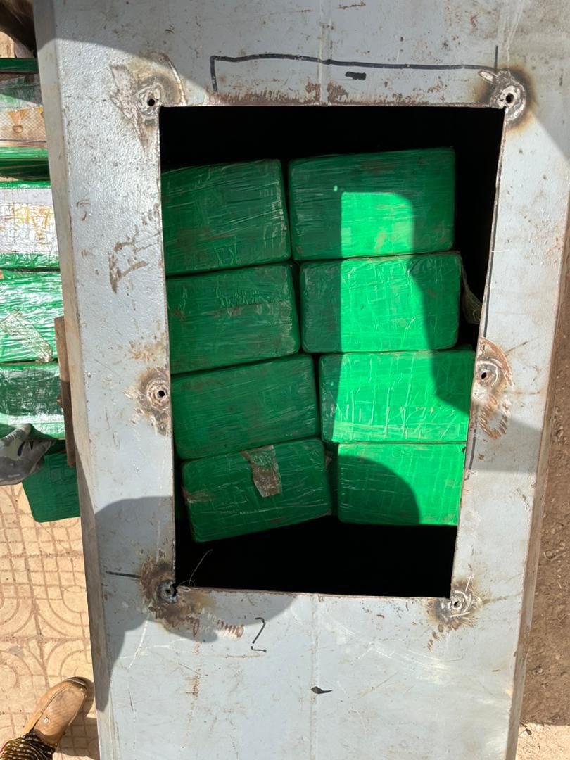 basileniane's tweet photo. ⛔️ Nouvelle saisie de cocaïne ( 228 plaquettes ) à #Koumpentoum dans la région de #Tamba d’une valeur  estimée à plus 21 milliards de francs CFA.  La saisie a eu lieu ce jeudi 23 Mai, vers 23h 45mn, lors d’un contrôle routier de la Brigade mobile des Douanes de la région. https://t.co/yynO8X0wRt