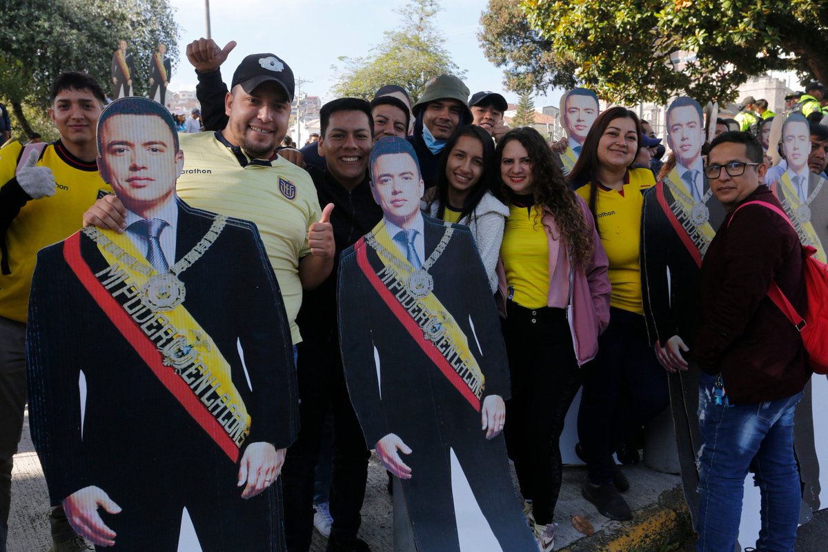 #InformeALaNación2024 | Miles de ecuatorianos acompañaron al presidente @DanielNoboaOk previo a su arribo a la Asamblea Nacional, donde también lo recibieron jóvenes, quienes le colocaron la Banda Presidencial. ¡Todo el país unido, ya somos parte del Nuevo Ecuador!