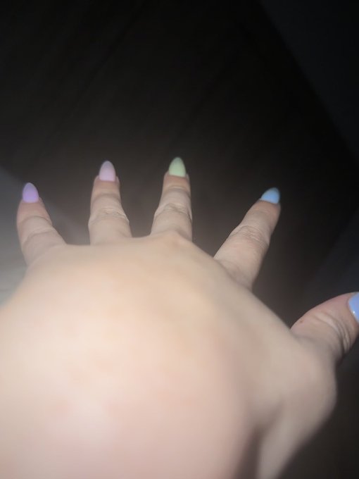 Got my nails done https://t.co/V7QDVmzz83
