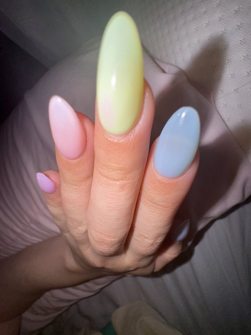 Got my nails done https://t.co/V7QDVmzz83