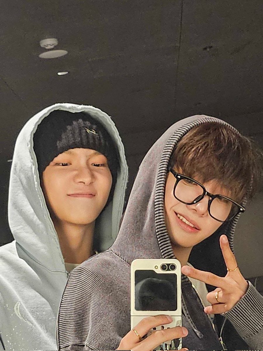 BOYNEXTDOOR_SRI's tweet photo. 240524 [TRANS]

Nice to meet you. We're called Destiny Boys

#데스티니보이즈 #명재현
#김운학 #보이넥스트도어
#BOYNEXTDOOR #DESTINYBOYZ
#더시즌즈 #BND
#ONEDOOR는내전부
#boynextdoor_jaehyun
#boynextdoor_woonhak
#bnd_sl
©BND_SL🇱🇰🇰🇷 https://t.co/vsRNgyumUV