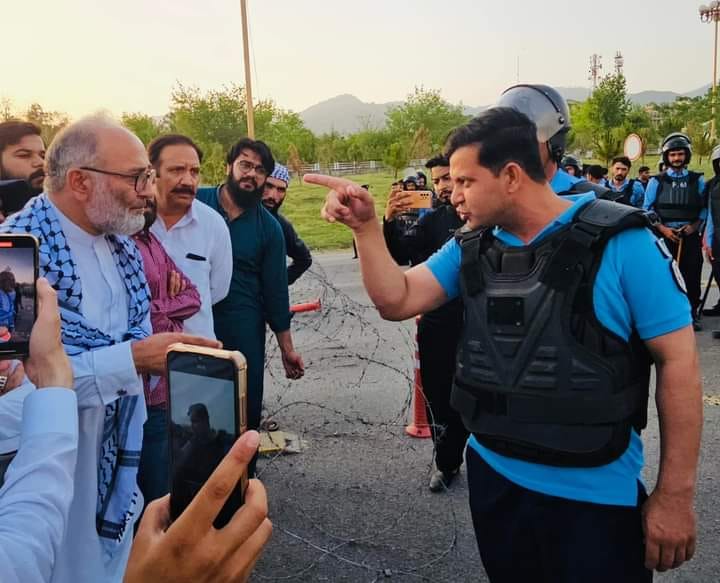 Senator Mushtaq Ahmad Khan | سینیٹر مشتاق احمد خان (@senatormushtaq) on Twitter photo کاش اسلام آباد پولیس کا یہ غصہ اس بااثر،باوردی قاتل پر ہوتا؟؟
ڈی چوک اسلام آباد میں سیو غزہ کے پلیٹ فارم سے غزہ بچاو دھرنا۔
#ReachDChowkNow
<a href="/humairatayyaba/">Humaira Tayyaba</a>
<a href="/SaveGazaPK/">Save Gaza Campaign #StopGazaGenocide</a>
<a href="/HamidMirPAK/">Hamid Mir حامد میر</a>
<a href="/ImranRiazKhan/">Imran Khan</a> کاش اسلام آباد پولیس کا یہ غصہ اس بااثر،باوردی قاتل پر ہوتا؟؟
ڈی چوک اسلام آباد میں سیو غزہ کے پلیٹ فارم سے غزہ بچاو دھرنا۔
#ReachDChowkNow
<a href="/humairatayyaba/">Humaira Tayyaba</a>
<a href="/SaveGazaPK/">Save Gaza Campaign #StopGazaGenocide</a>
<a href="/HamidMirPAK/">Hamid Mir حامد میر</a>
<a href="/ImranRiazKhan/">Imran Khan</a>