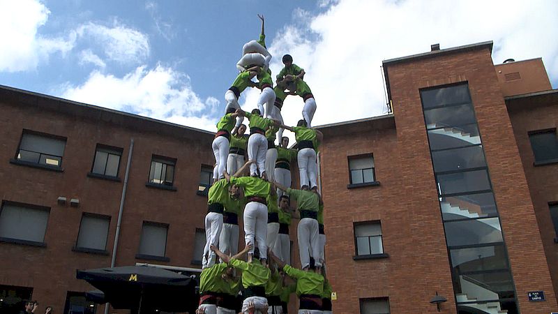 🟢| Els @bergants del Campus de #Terrassa fan història en la seva millor diada acompanyats per @EmboiratsUvic @PataquersURV i @arreplegats

▶️Les imatges a terrassadigital.cat/els-bergants-d… #castells #castellers @CastellsEnXarxa #culturatrs @la_UPC