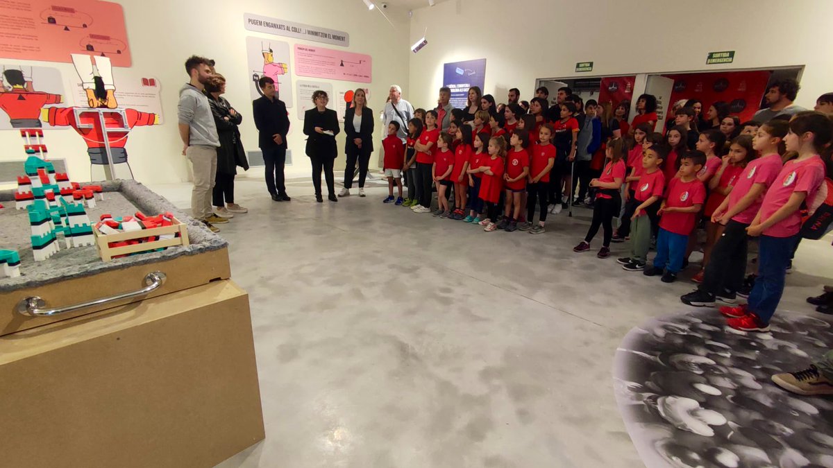 jpallaresm's tweet photo. La @universitatURV  col·labora amb el @Museu_Casteller  divulgant la ciència dels castells de la mà de  @cienciaURV.  Avui he tingut el privilegi de presentar a la canalla de les colles vallenques l’exposició La física, la ciència i l’enginyeria dels Castells. No us la perdeu! https://t.co/aBZJyKqj3H