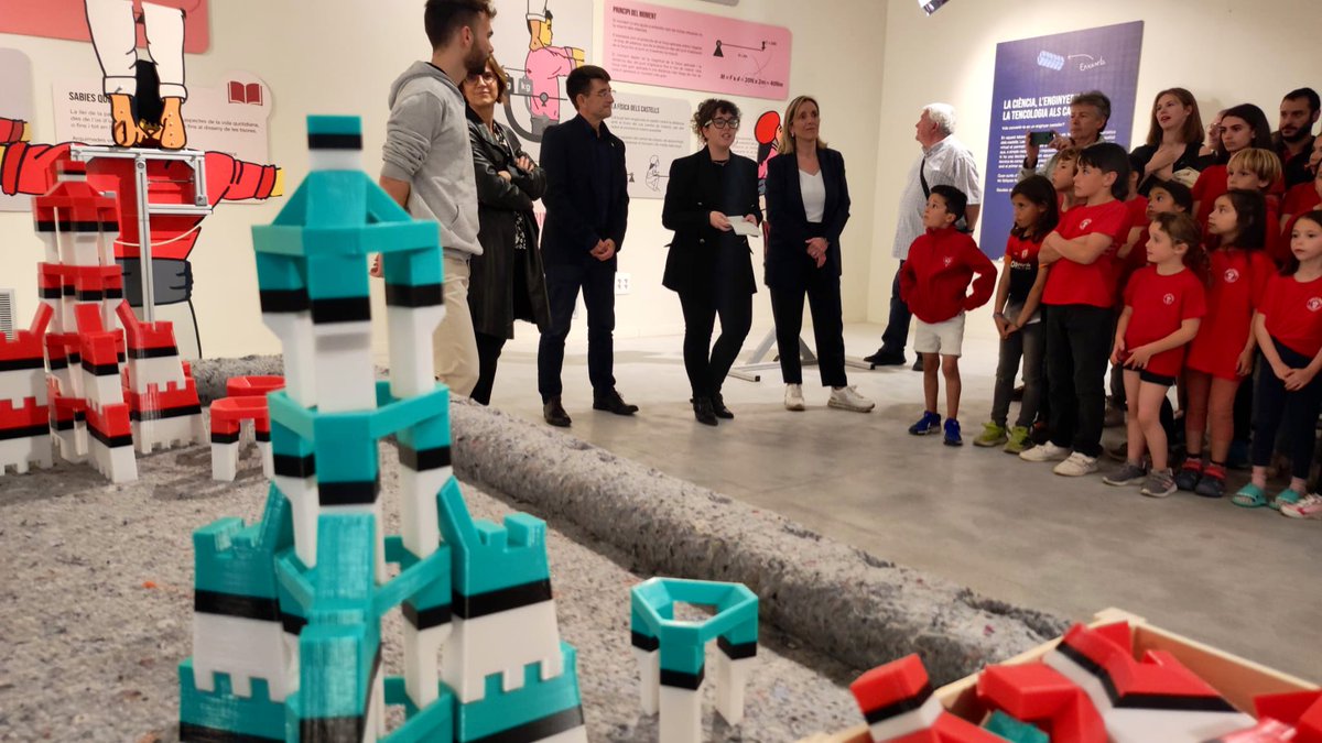 jpallaresm's tweet photo. La @universitatURV  col·labora amb el @Museu_Casteller  divulgant la ciència dels castells de la mà de  @cienciaURV.  Avui he tingut el privilegi de presentar a la canalla de les colles vallenques l’exposició La física, la ciència i l’enginyeria dels Castells. No us la perdeu! https://t.co/aBZJyKqj3H