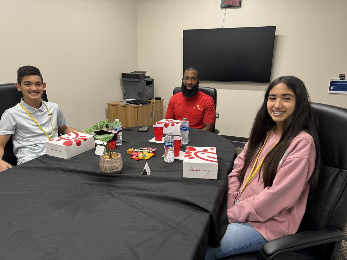 Today, our Knights, Sofia and Leo, enjoyed a special lunch with Dr. Banks after winning a raffle from Muffins with Moms!