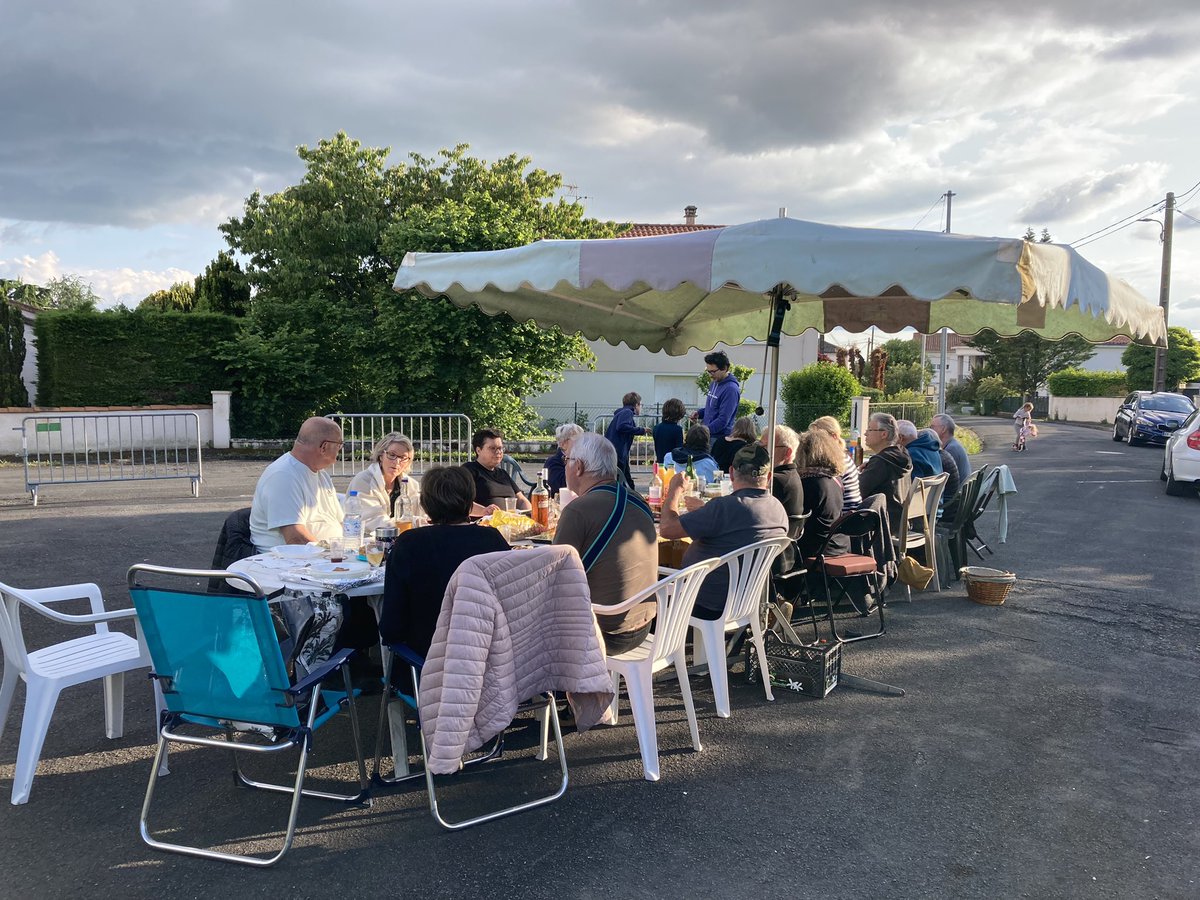 Les #voisinades a #niort c’est trop bien! <a href="/Mairie_Niort/">Ville de Niort</a> merci pour l’organisation 🙏 <a href="/e_niort/">e_niort</a>