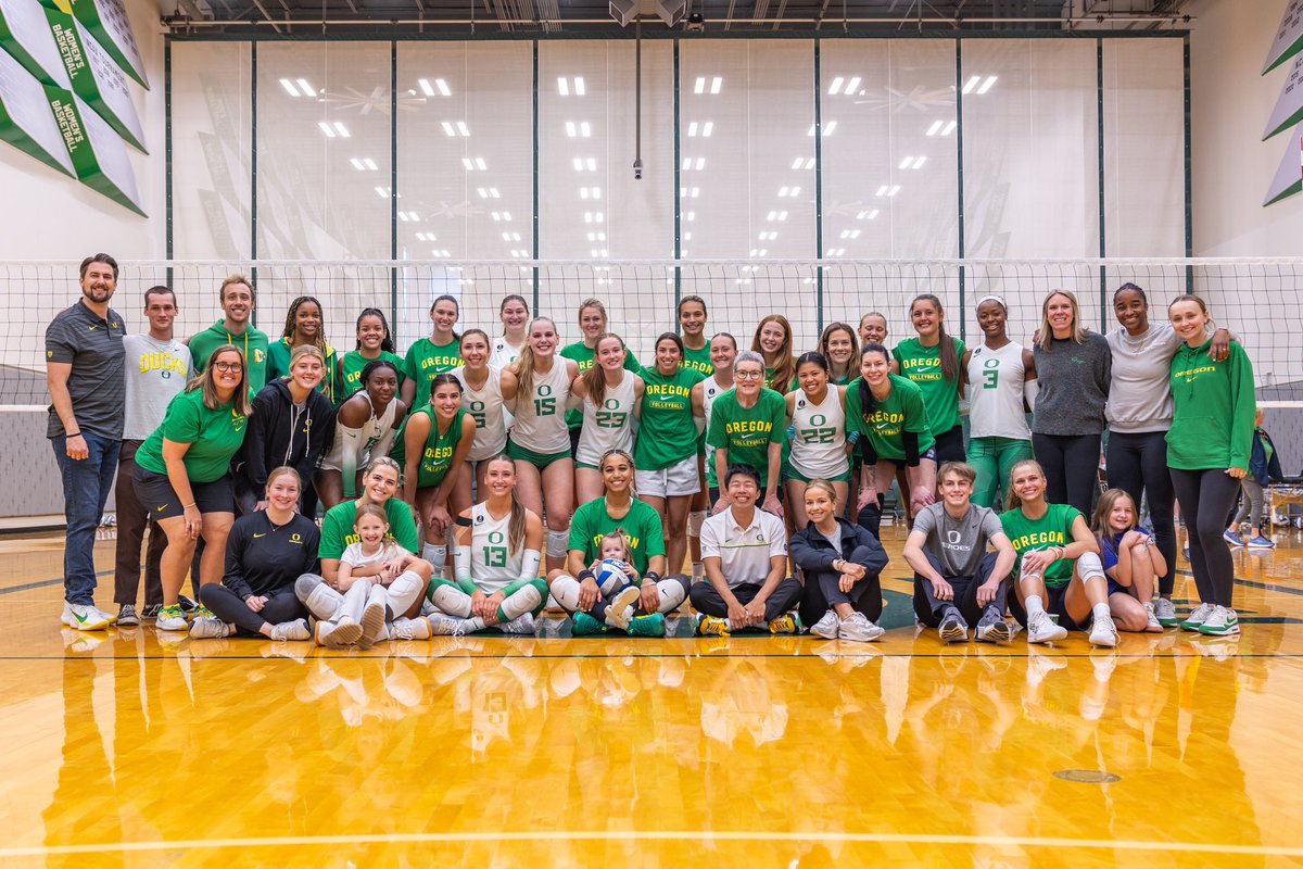OregonVB's tweet photo. Some familiar faces stopped by MKA this week💚💛

Thankful for the continued love and support from our alumni! #GoDucks https://t.co/DtuPNTRlYY