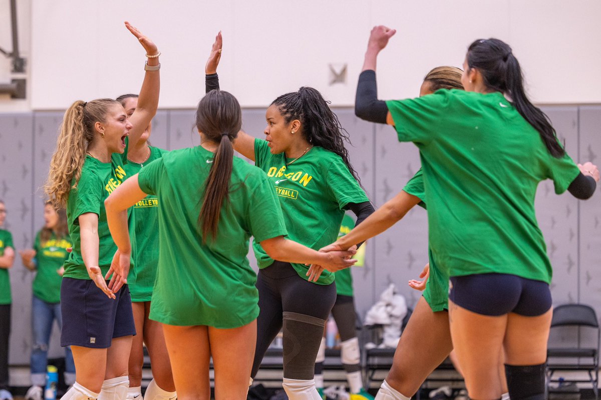 OregonVB's tweet photo. Some familiar faces stopped by MKA this week💚💛

Thankful for the continued love and support from our alumni! #GoDucks https://t.co/DtuPNTRlYY