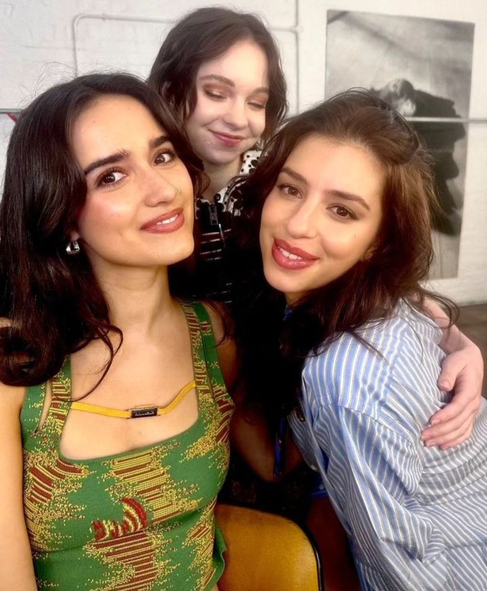 Linda!

Emma Myers com Asha Banks e Yali Topol. 📸

(© emmadaymakeupartist
Dani Guinsberg)