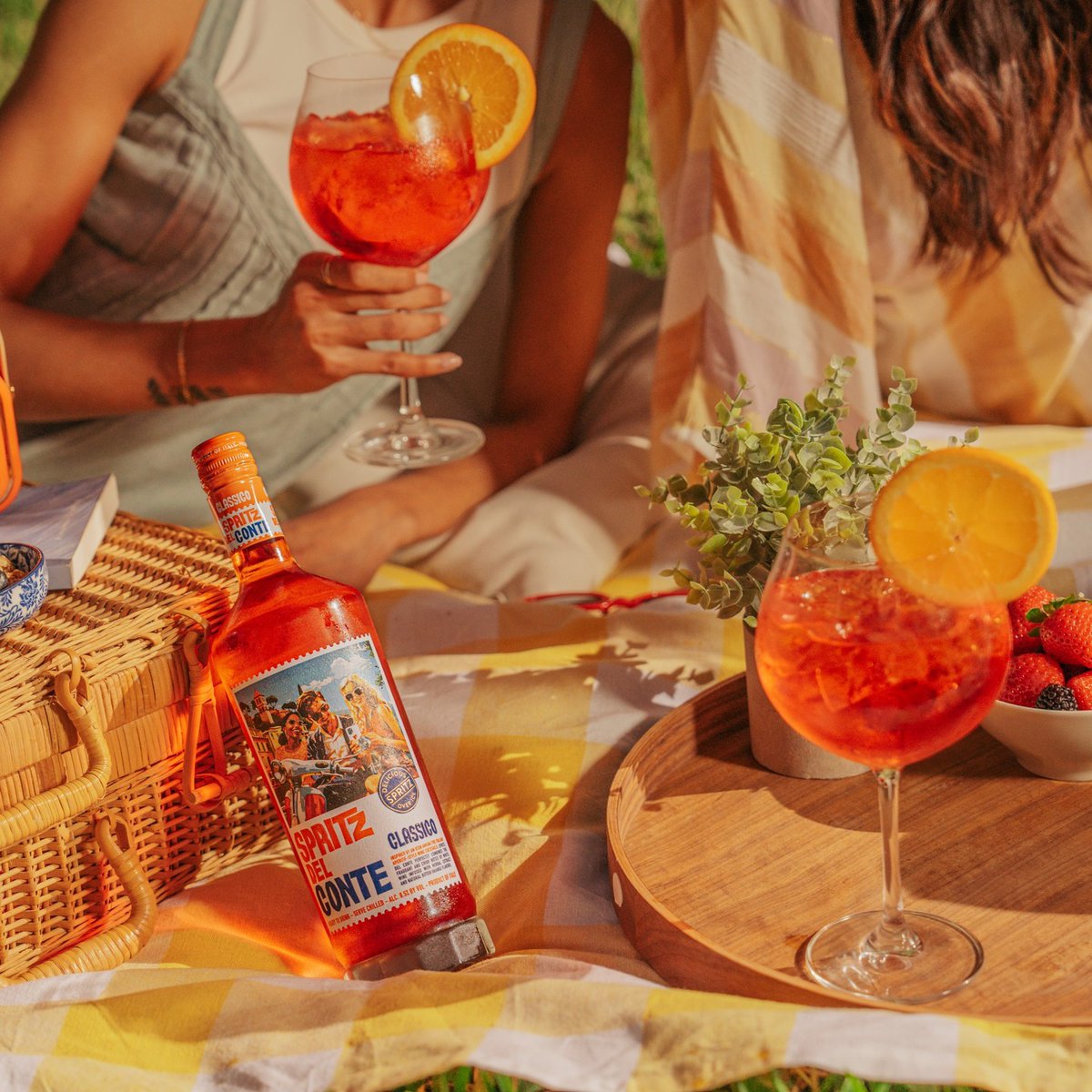 Everything you need to experience a bright, warm day can be found in a bottle of Spritz Del Conte. Simply pour over ice and garnish with an orange slice for those perfect #summer moments ☀️ 🥂 #spritzdelconte #twistpourspritz