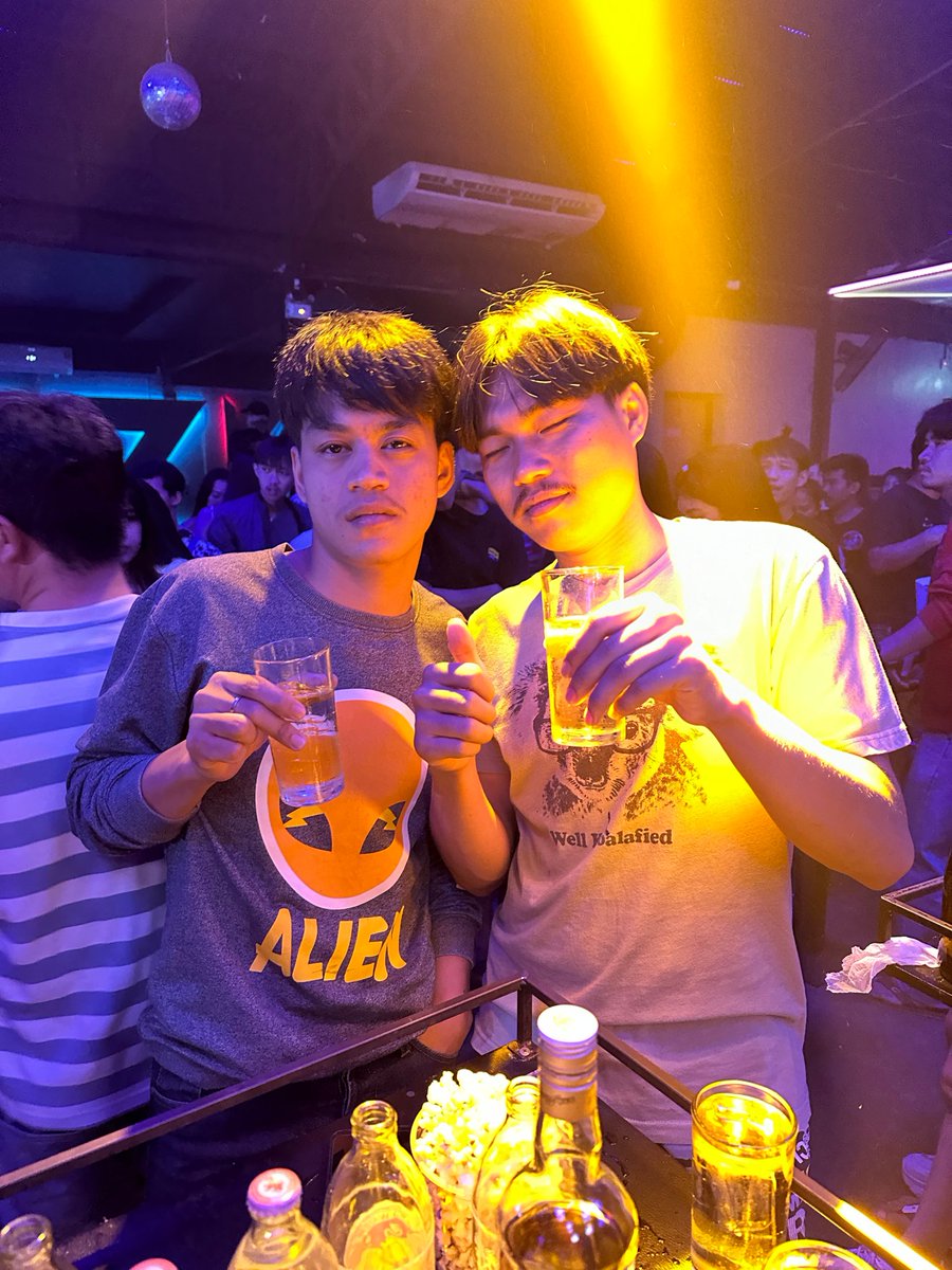 4tpQMLev9BYOF2u's tweet photo. กลับไปนอนก่อนไม่เพื่อน🤣
#FriendFace 💜 https://t.co/XzBI8QeSlG