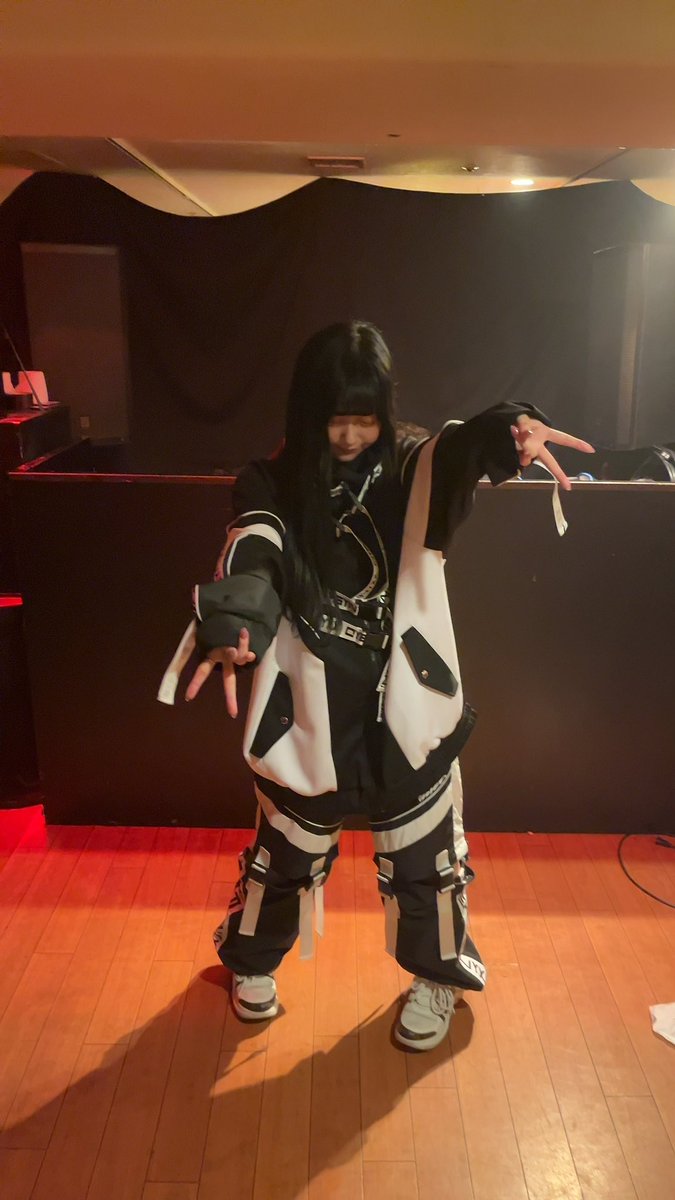 asano_ayaka's tweet photo. ファッションショーありがとうございました🖤🤍

今回はサイバー系のお洋服でした🖤🤍 https://t.co/QzbDRlqp97