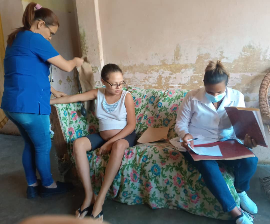 Los profesionales cubano y venezolano del CDI Escuque, estado Trujillo, llevando salud a los hogares perteneciente al Consultorio 'La legua' en visita a gestante.
#CubaPorLaVida #CubaPorLaVida