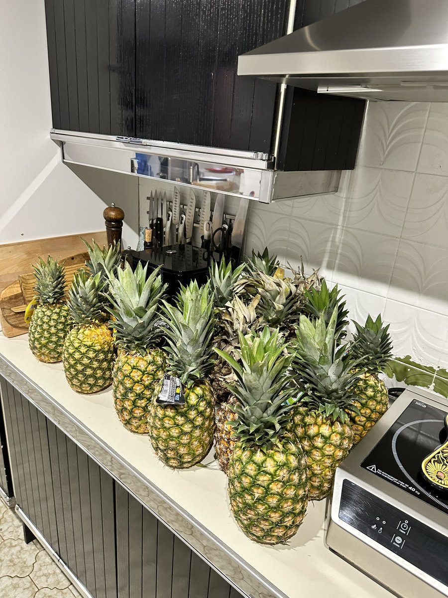 b0bb0x's tweet photo. Después de decirle a mi madre que la piña que ha comprado está muy buena: https://t.co/IA8IDKhlJr