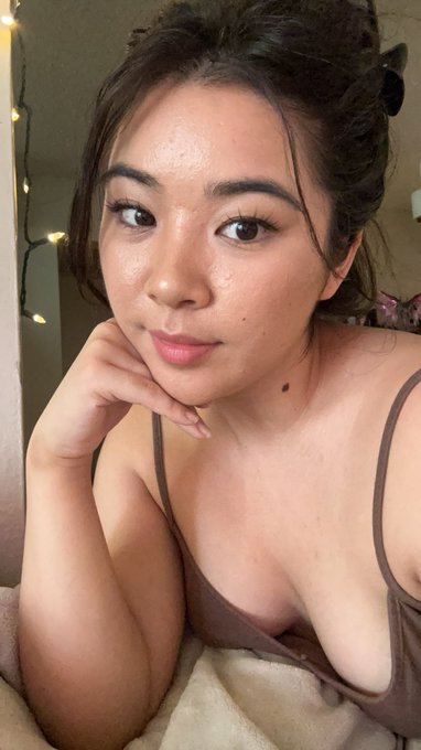 It&rsquo;s my 3 year anniversary of making content!! 🍾🥂✨ https://t.co/yXL0DMc0hV<a href="/tag/realloyalfans"class="tags"><span>#realloyalfans</span></a>