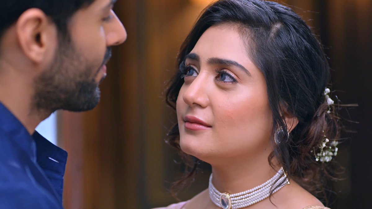 Romance needs eyes to express the love and <a href="/ATatrari/">Anjali Tatrari</a> 's eyes look so mesmerizing... ♥️✨ #AnjaliTatrari #YuvikaMahajan #Vanshaj