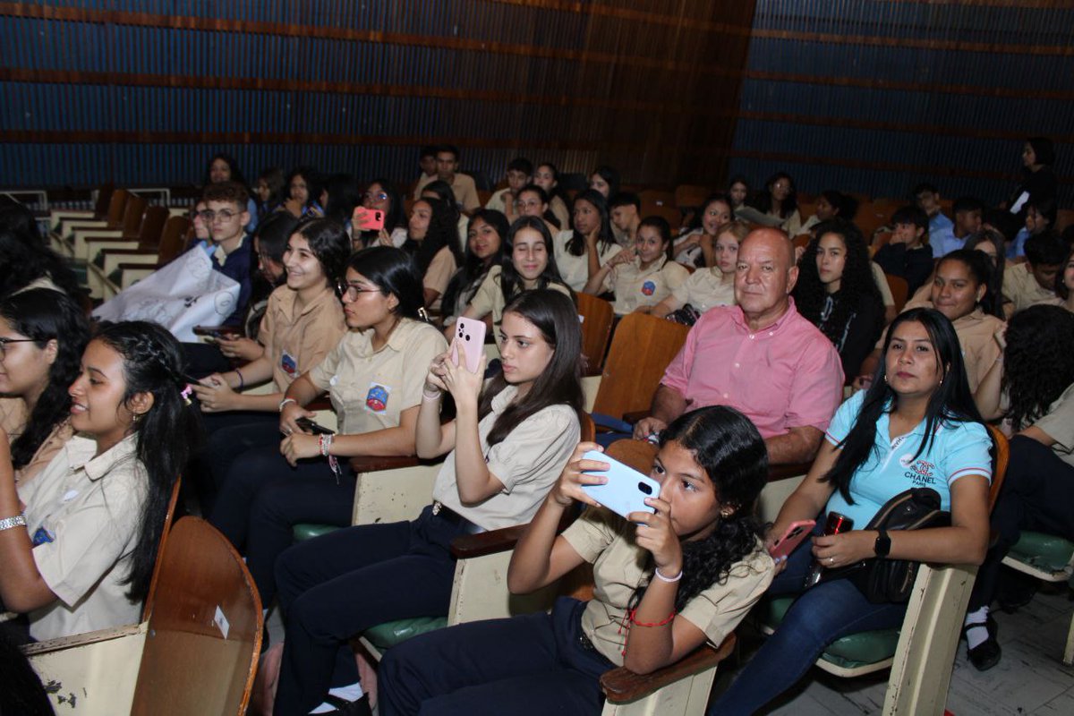 Este #24Mayo en la 19.ª Filven Lara se realizó la presentación de la novela 'En Primera' de Ennio Tucci a cargo del viceministro de cultura @raulcazal #LeerNosReencuentra #VerdadDePueblo @VillegasPoljak @minculturave