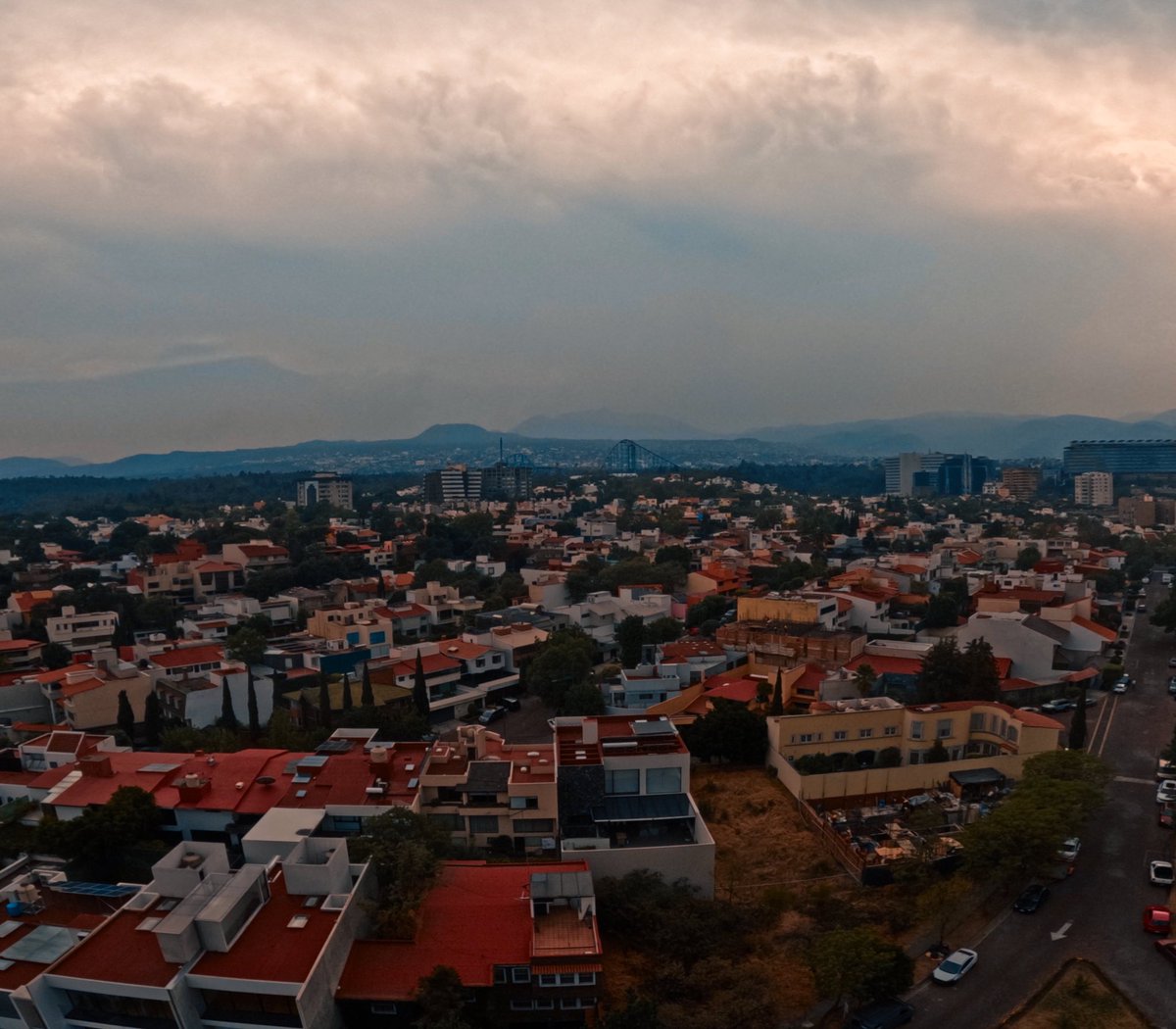 🌥️