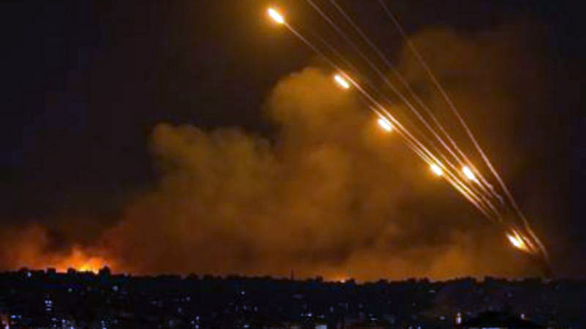 An itibari ile Gazze'den israil doğru füzeler atılıyor. - Dualarınız yerini bulsun inşallah.