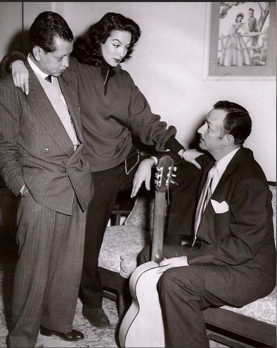 cinemexicano_mx's tweet photo. #FotoDeOro
#CinefilosDeOro, aquí una foto de María Félix y Jorge Negrete. 🤩🎬🎥

#CineDeOro #CineMexicano #EpocaDorada #NuestroCine https://t.co/scsKotkIkg