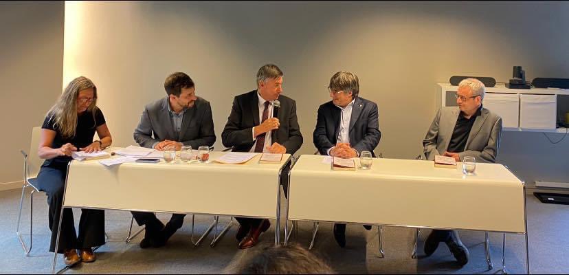peerlux's tweet photo. MP Jan Jambon op de boekvoorstelling ‘Brieven uit het hart van Europa’ van Toni Comin.  Net zoals Carles Puigdemont woont hij al bijna 7 jaar in ballingschap. Vlaanderen is zijn tweede vaderland. boeiende getuigenis van Catalaanse parlementsleden en de analyse van Bart Maddens. https://t.co/rGFwYKd6Ez
