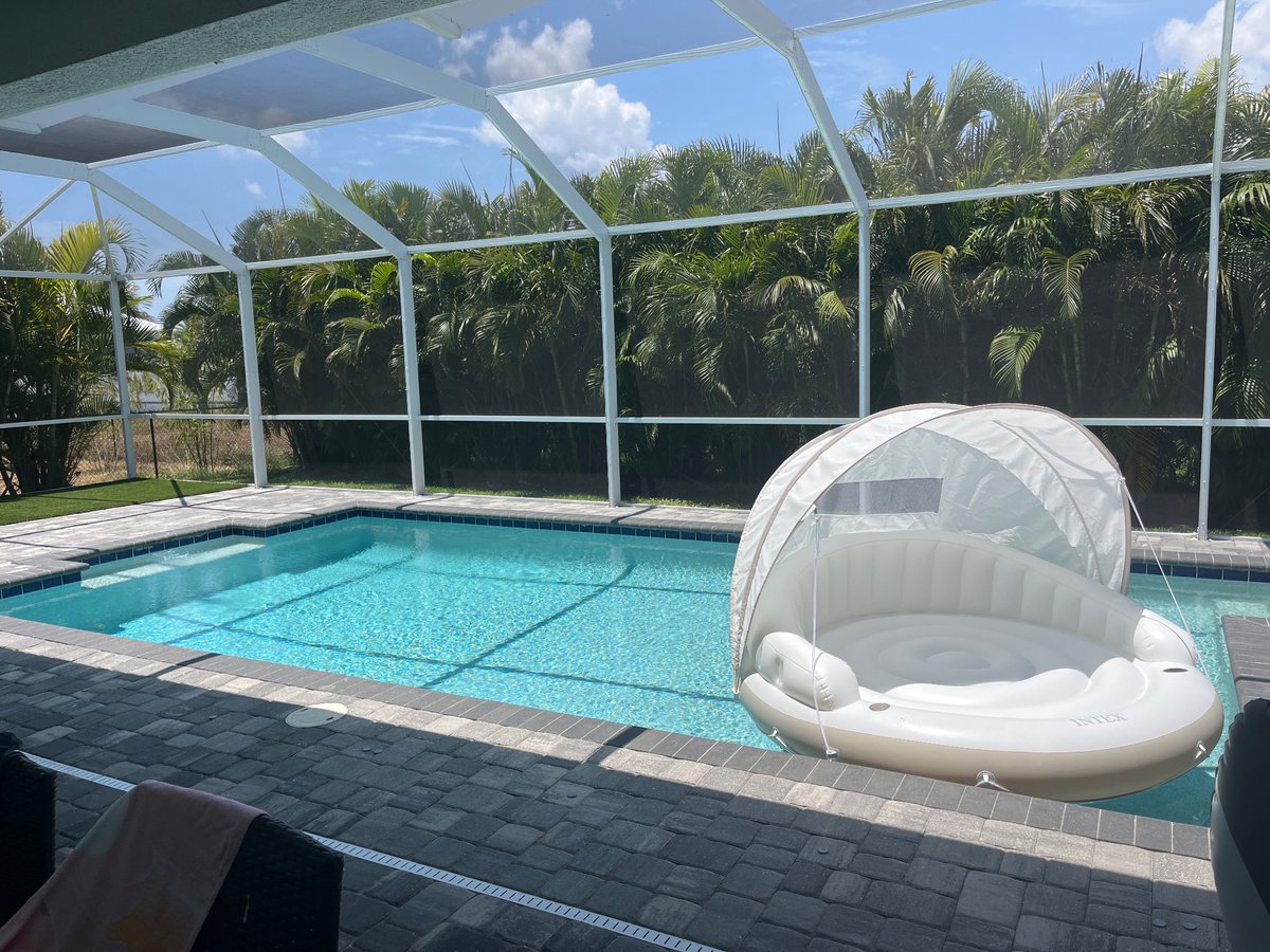 anthonyaires's tweet photo. @RealVinnyEmini @bryansbe13 @Romeotpt We got no basements in Florida but here’s my pool https://t.co/SavGn1TV7Q