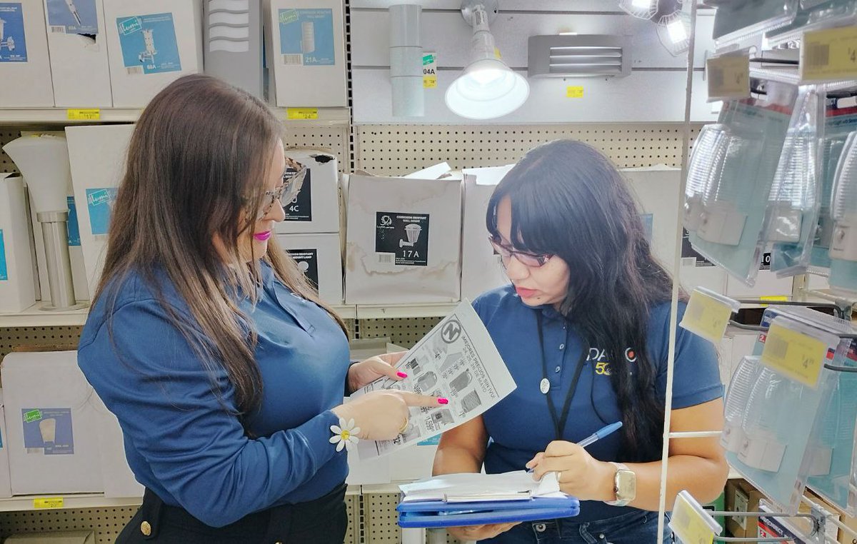 dacoatufavor's tweet image. Durante el día de hoy la @prsecdaco, ha estado realizando un recorrido por distintos comercios junto a inspectores de la agencia para fiscalizar el cumplimiento de la Carta Circular de RI 2024-09 para las Ventas libres de IVU en preparación para la Temporada de Huracanes.
