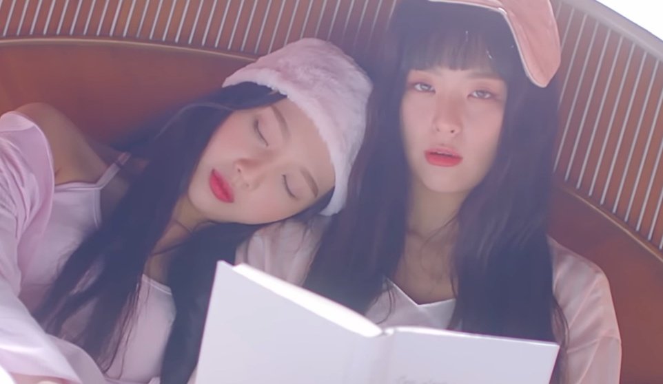 meovvcinema's tweet photo. why 2018 was such an iconic year for Kpop: a thread https://t.co/C2kg0odniF