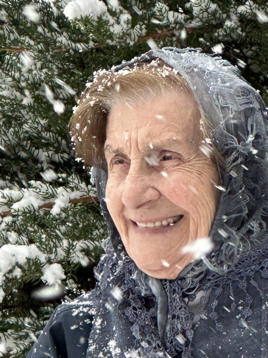 Ayer, mi mamá, de 95 años, quiso fotos debajo de la nevada, la nieve le encanta, pero lamentablemente cada vez que nieva me dice que nunca había visto nevar, tiene un rostro perfecto, y está bien de salud, pero la senilidad muy avanzada, es una gran pena 😢❤️