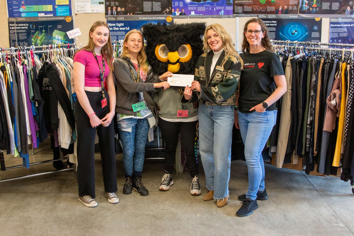 $1000 donation to the <a href="/COFoodBank/">Central Okanagan Food Bank</a> from thrifted clothing! Well done to these students and teachers at KSS for reducing waste and raising money for good causes! #TogetherWeInspireWonder ow.ly/5bVU50RUilQ