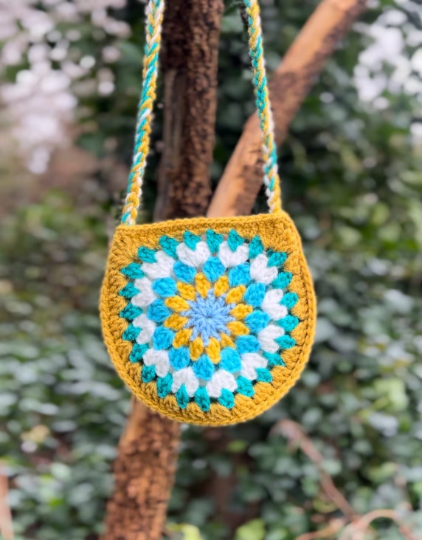 𝑯𝒂𝒏𝒅𝒎𝒂𝒅𝒆 𝑪𝒓𝒐𝒄𝒉𝒆𝒕 𝑩𝒂𝒈𝒔 💛💙💜 Get ready to turn heads with these adorable, handmade crochet boho chic circle bags It's the perfect blend of vintage vibes and modern flair, guaranteed to become your go-to accessory for summer adventures. #MHHSBD #womaninbizhour