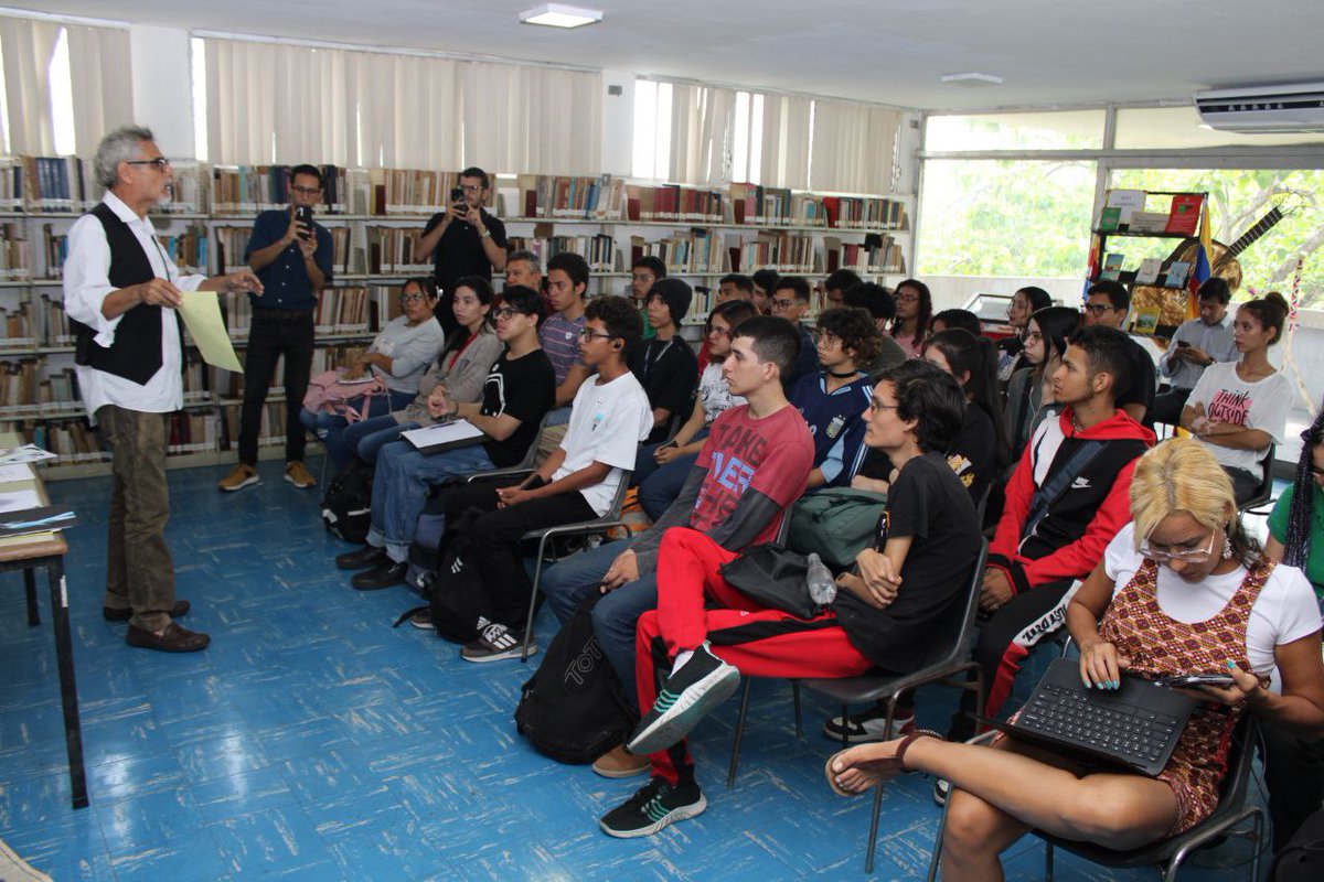 Seguimos compartiendo momentos del segundo día de la 19.ª Filven Lara con el conversatorio 'El libro y la ilustración' dictado por Ulizer Rivero #LeerNosReencuentra @VillegasPoljak @raulcazal @minculturave