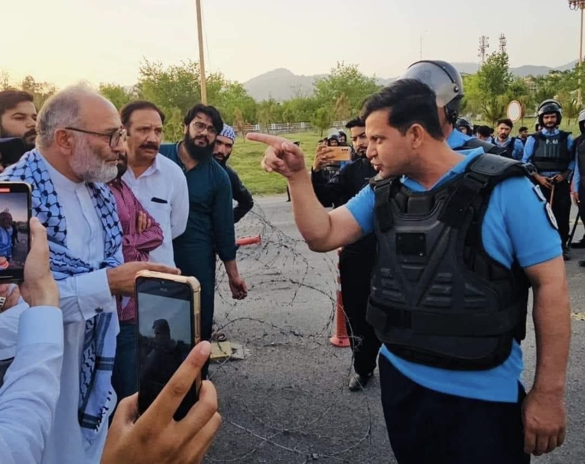 Hamid Mir حامد میر (@hamidmirpak) on Twitter photo یہ اسلام آباد پولیس کا ایک ایس پی ہے بلٹ پروف جیکٹ پہن کر باپ کی عمر کے سیاستدان کے ساتھ دھمکی آمیز انداز میں مخاطب ہے اس ایس پی کے والدین نے تواسے بزرگوں کی عزت کرنا سکھایا ہو گا لیکن طاقت کا نشہ سب کچھ بھلا دیتا ہے یہ تصویر شہباز شریف کے دور کی یادگار رہے گی <a href="/CMShehbaz/">Shehbaz Sharif</a> یہ اسلام آباد پولیس کا ایک ایس پی ہے بلٹ پروف جیکٹ پہن کر باپ کی عمر کے سیاستدان کے ساتھ دھمکی آمیز انداز میں مخاطب ہے اس ایس پی کے والدین نے تواسے بزرگوں کی عزت کرنا سکھایا ہو گا لیکن طاقت کا نشہ سب کچھ بھلا دیتا ہے یہ تصویر شہباز شریف کے دور کی یادگار رہے گی <a href="/CMShehbaz/">Shehbaz Sharif</a>