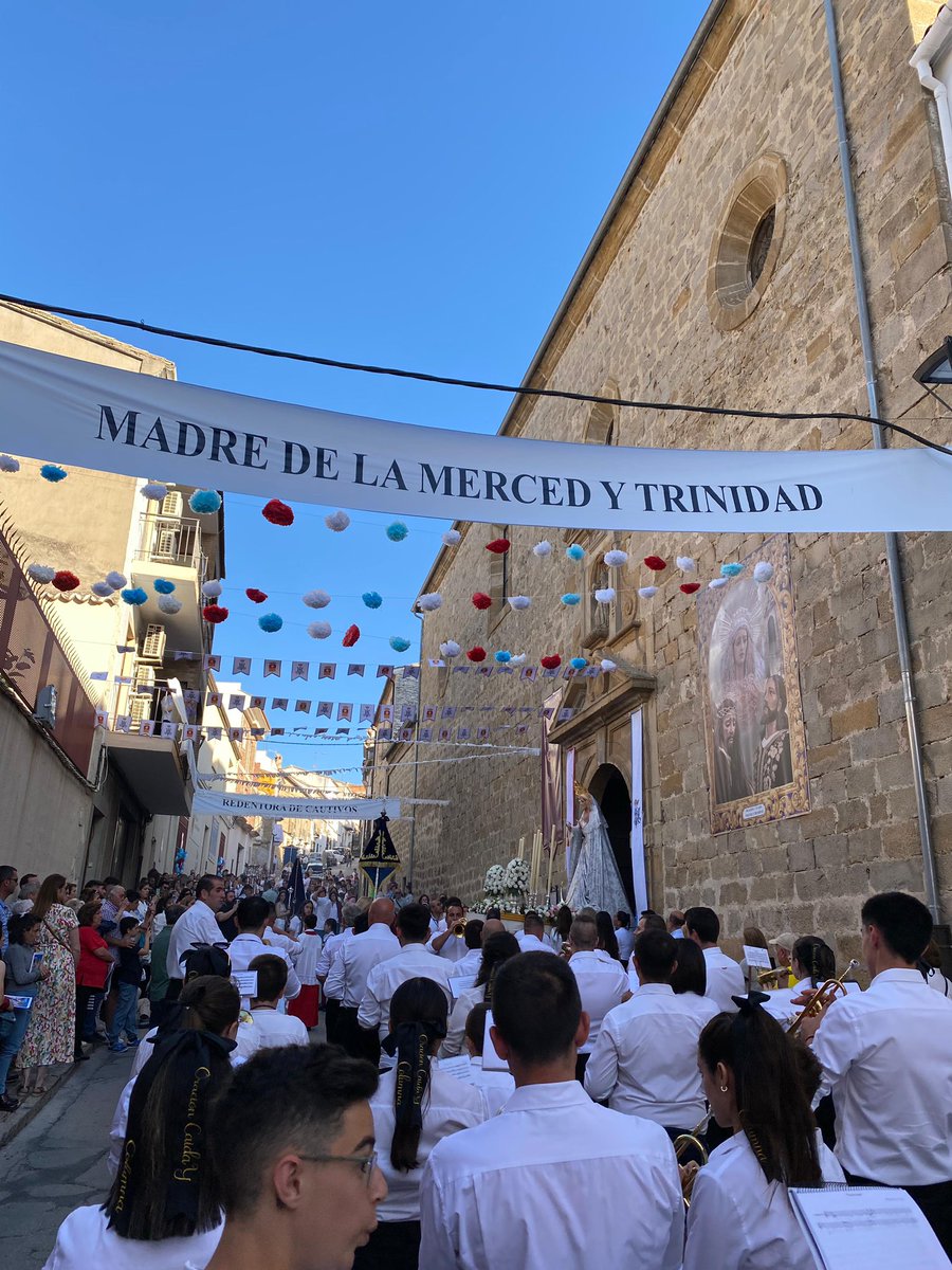 SANTO ROSARIO | Ya se encuentra en la calle Ntra. Madre y Sra. de la Merced y Trinidad <a href="/oracionycaida/">Tracion (Ø,G)</a> , suenan "Marcha Real" y "Cristo del Amor" en su salida. 

#ocyc