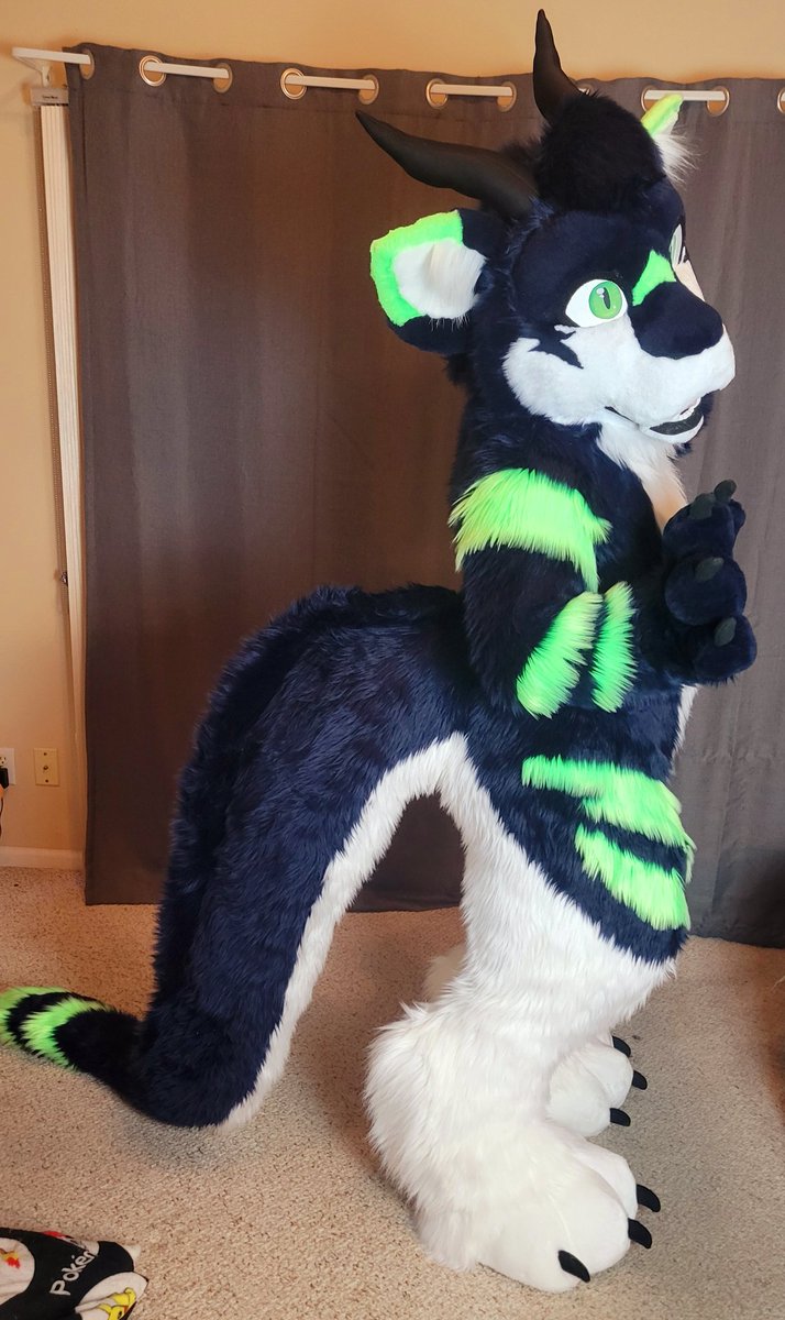 RitzCostumes's tweet photo. It's Dugger the dragon! This guy has an extra long 6ft tail that zips onto the body. https://t.co/wG8v8HdhzU