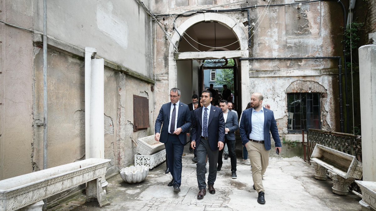 Bugün, İBB Miras ve İBB Kültür olarak tam kadro Beyoğlu’ndaydık. Başkanımız İnan Güney ile beraber yeni dönemde Beyoğlu’nun tarihi alanları ve kültür yaşamı için yepyeni projeler konuştuk.💫 Her sokağı ayrı bir güzelliğe açılan, her bir noktası tarihi hikâyeler barındıran