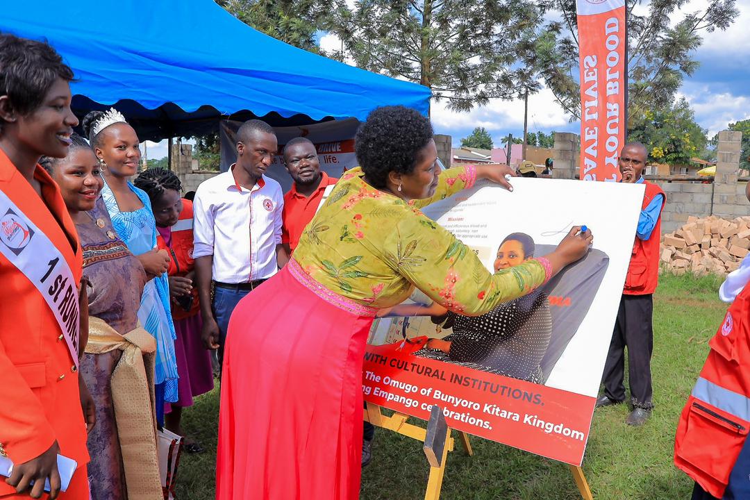 Hangiriza Agutamba.
Today, the Bunyoro Kitara Kingdom Queen Mother H.M Omugo Margaret Adyeri Karunga graced us with her presence to commission the Blood Donor Mobilisation Drive in Kakumiro

She appreciated the efforts that Uganda Red Cross, together with the Uganda Blood