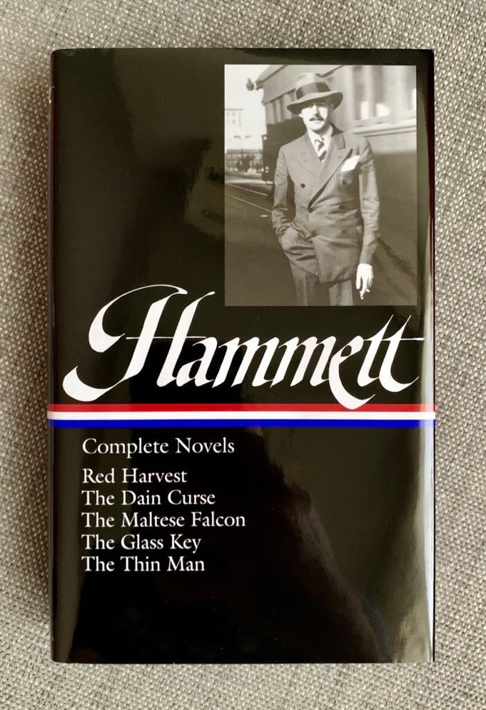 Lic_Rovere's tweet image. “She held herself tall without stiffness, in the manner of one more sure of his balance than of stability underfoot.”

Qué gran escritor, Hammett. Soberbio en las descripciones, maestro de la fisicidad. 

#TheGlassKey