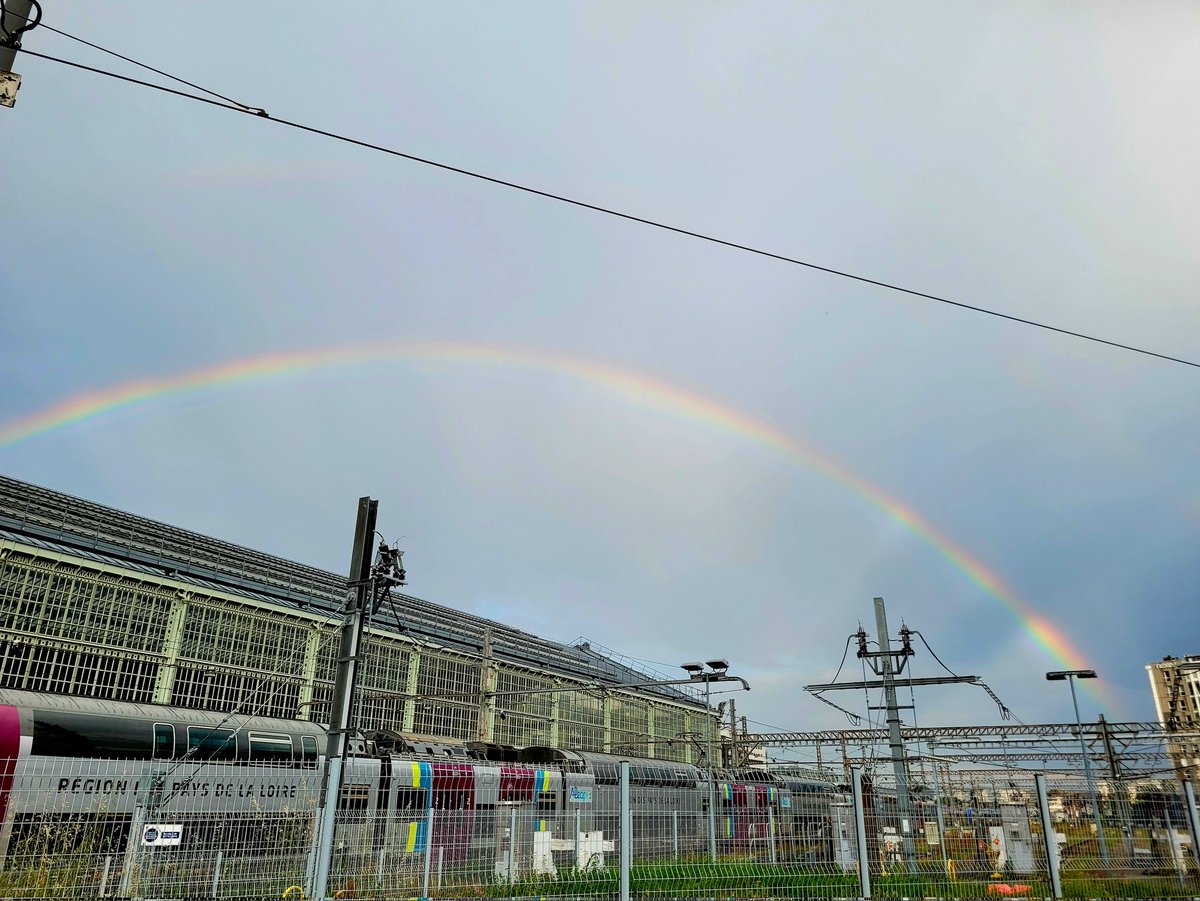 A l’instant, un magnifique arc en ciel sur #Tours #CentreValdeLoire #mohamedmoulayphoto #PhotoFriday #photography #arcenciel #rainbow #photo