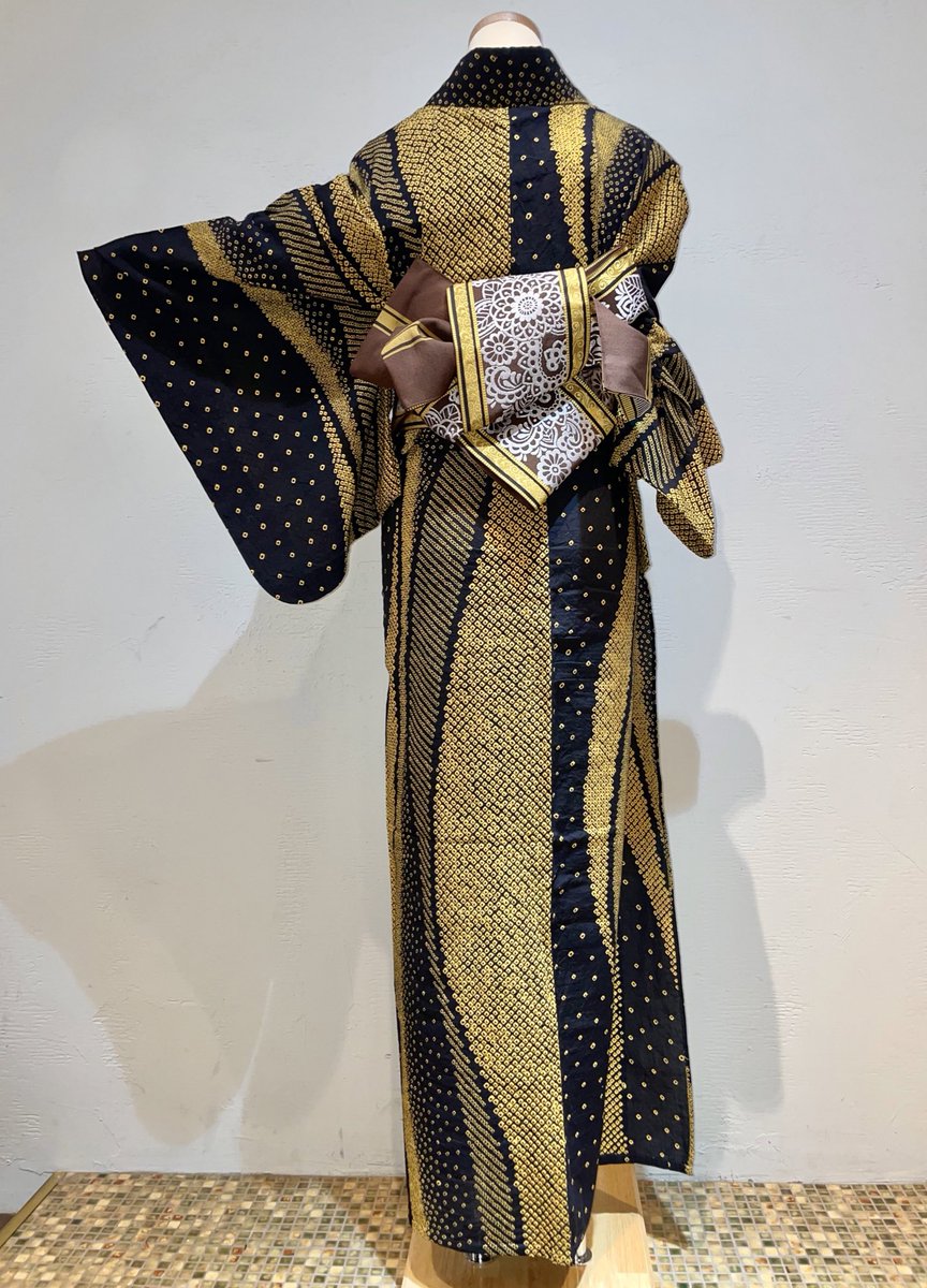 uchinopotemayo's tweet photo. #今日の浴衣トルソーさん は黄色×黒のモダンな有松絞り浴衣コーディネート👘
身丈156.裄63.5.袖丈48㎝
半幅帯386㎝
#浴衣 #yukata #半幅帯 #有松絞り #浴衣コーディネート #キモノ葉月 #キモノ葉月大塚 https://t.co/05JuX2bQVW