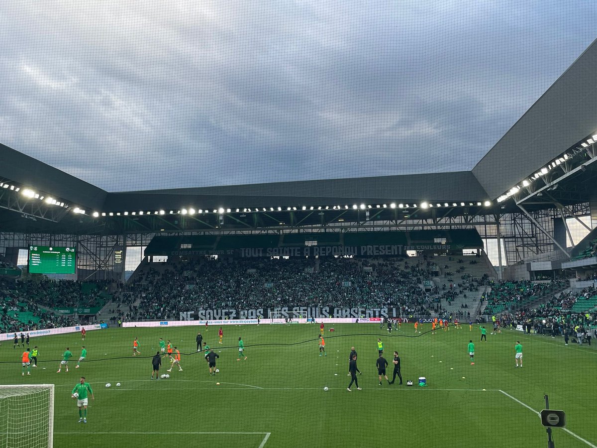 Banderole du Kop Sud : « Tout Sainté a répondu présent, Ne soyez pas les seuls absents ! » #ASSE