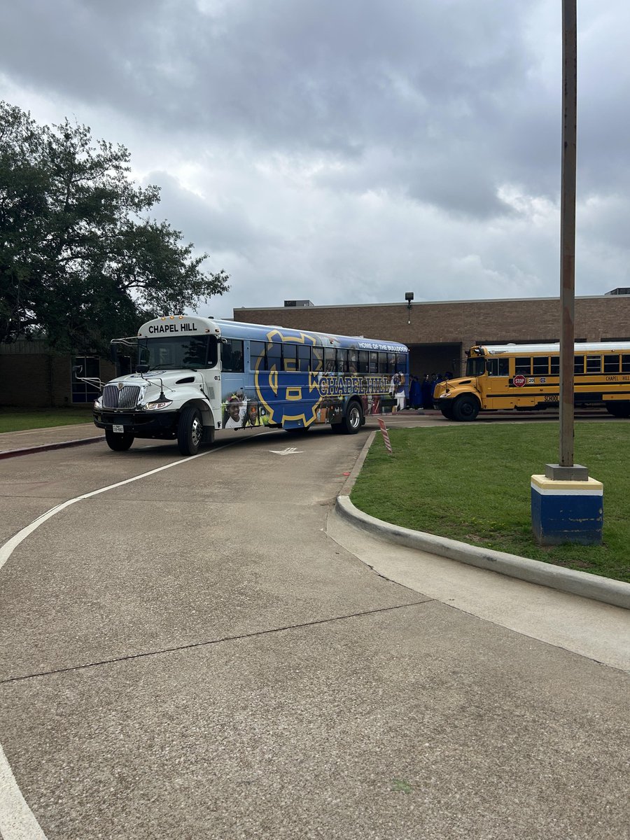 The seniors arrived at the campuses for their senior walk in style, transported by the new activity buses! 🚍🎓 #SeniorWalk #NewBuses #ClassOf2024