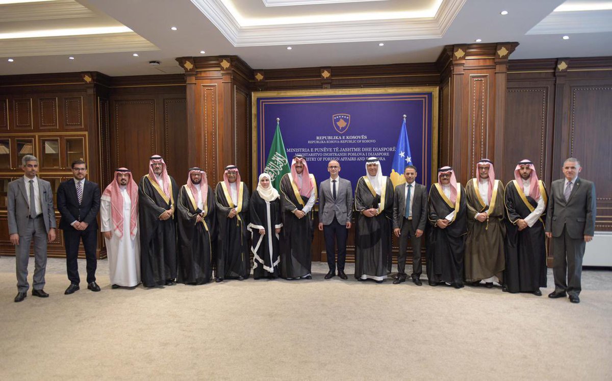 Delegacioni i Komisionit të Miqësisë Parlamentare Saudi-Kosove, i kryesuar nga Shkëlqesia e Tij z. Khaled Al-Bawardi dhe në prani të  #Ambasadorit_Faisal_Hafzi, u takua me  Zv. Ministrin e Punëve të Jashtme dhe Diaspores në Kosovë, z. Kreshnik Ahmeti dhe një numër zyrtarësh.