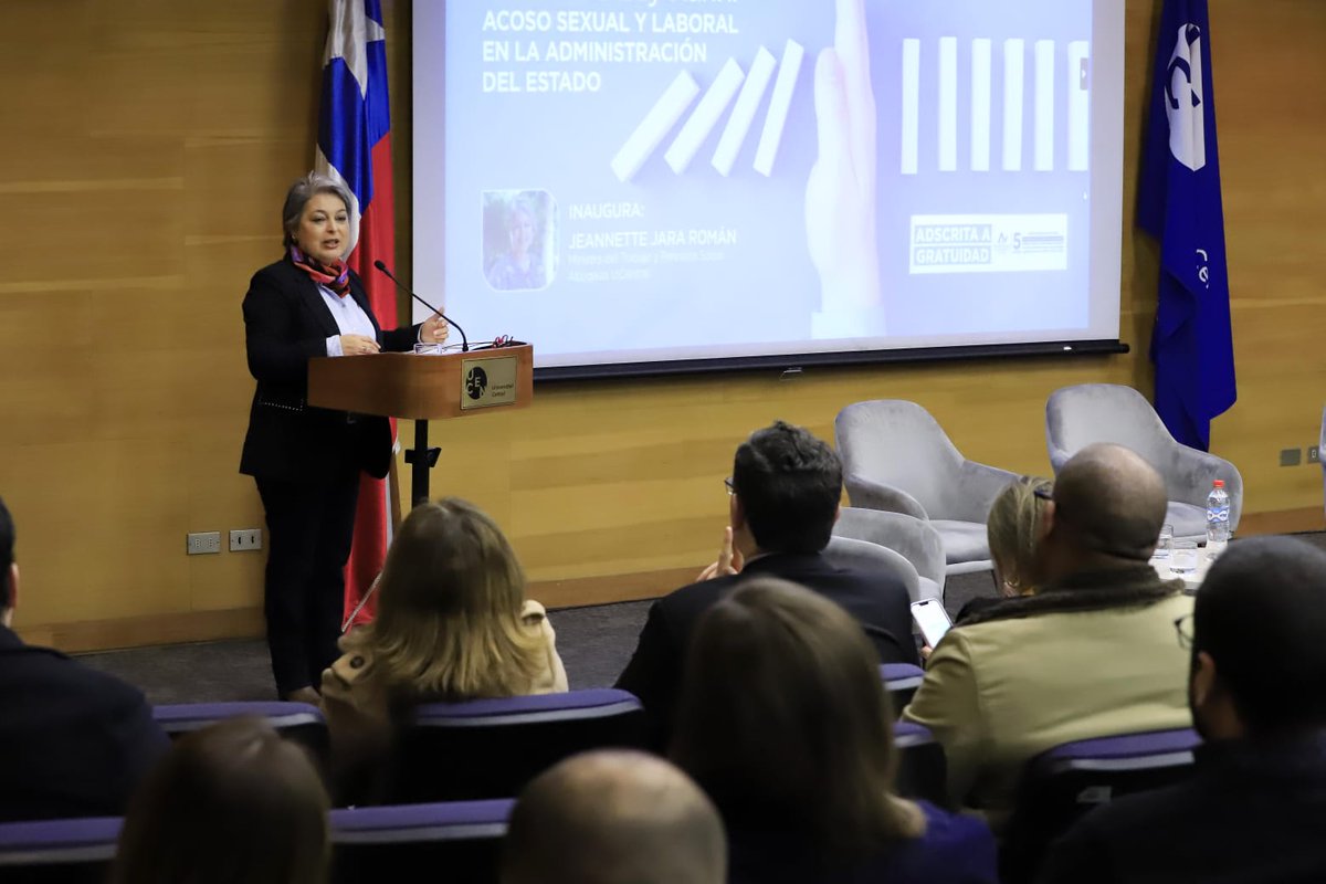 La Ministra de @MintrabChile, @jeannette_jara , dictó la charla inaugural del Seminario 'Ley Karin', organizado por @Facdeh_UCentral. En la jornada estuvo presente el vicerrector Académico, @EmilioOnate, el decano @Facdeh_UCentral, Rafael Pastor y nuestra Decana, Gisela Alarcón