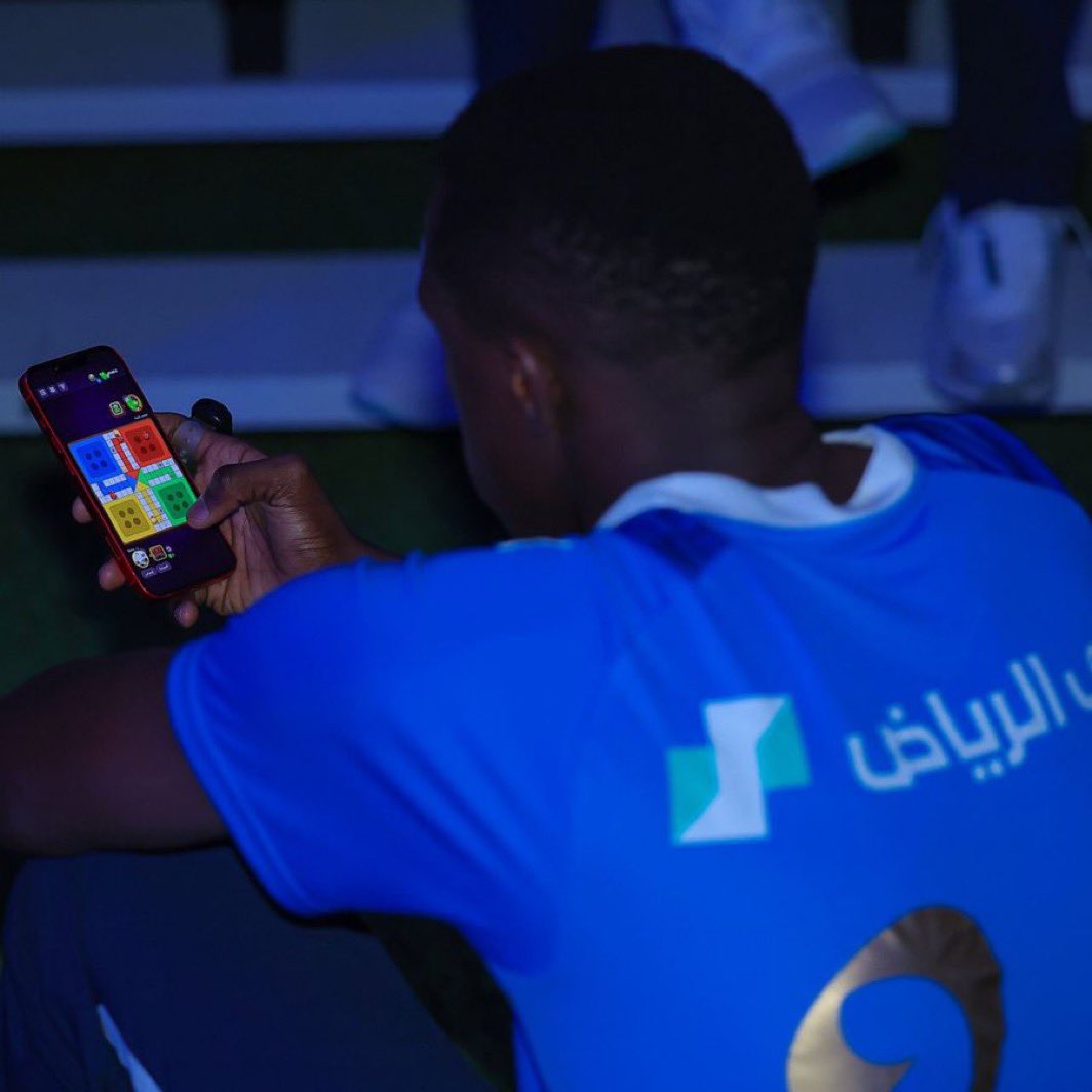 z_A90h's tweet photo. رونالدو يتمرن ثمان ساعات ونظام غذائي 

اللي جاب الدوري https://t.co/lV8mIfaPtB