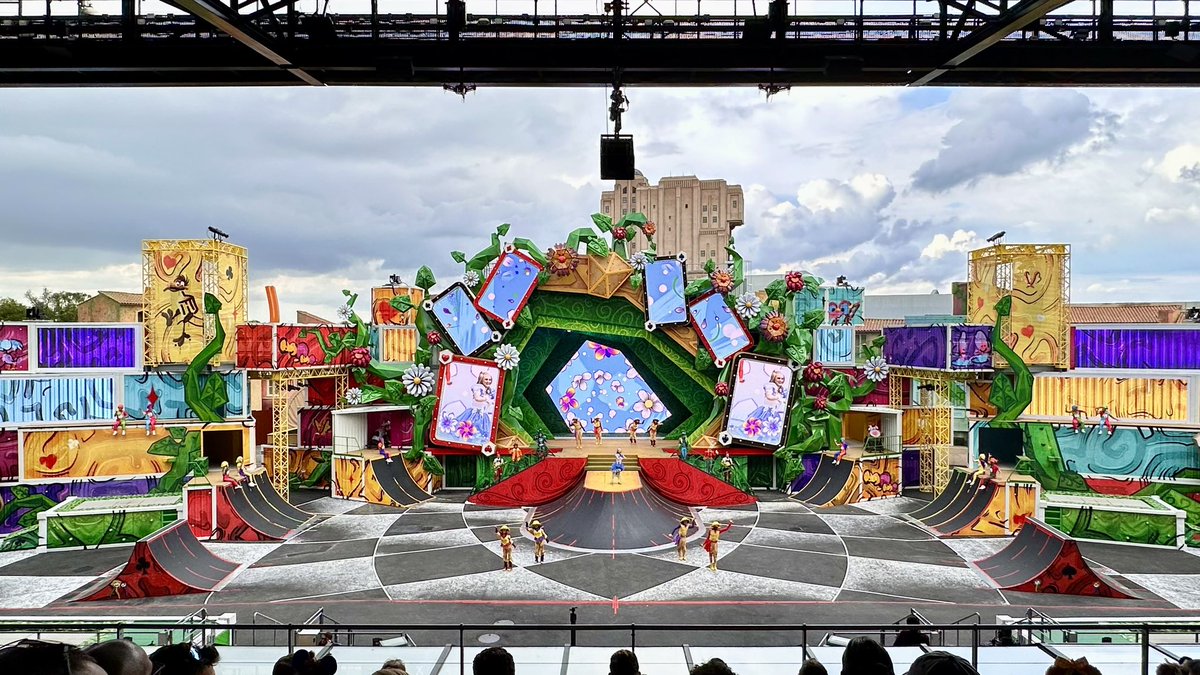 aalllllyyyyyy's tweet image. Vu enfin Alice &amp;amp; BMX.
Le show est trop long pour reprendre seulement trois themes. Une fois qu’on a vu tous les éléments (Segway fleurs, faux batteurs, bmx et trampolinistes), ben on s’ennuie ferme.
Le gros point noir : la diffusion sonore (FOH) est vraiment catastrophique !