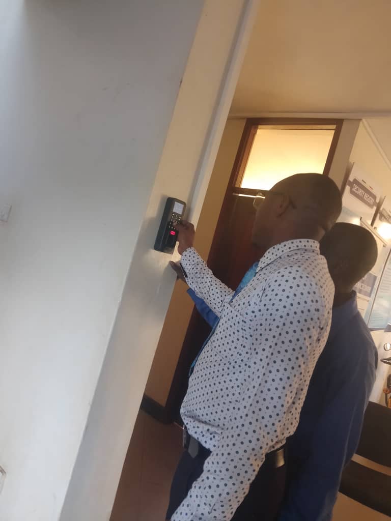 Glofordinnovate's tweet photo. 👏👏Successfully contracted by @CouncilLira, @Glofordinnovate installed a state-of-the-art time and attendance machine for efficient staff monitoring.

Reach out to us for more services. https://t.co/e8uka66GnN